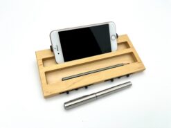 Moduł smartfon LapPad w kolorze naturalnym z telefonem zamocowanym w dedykowanej przestrzeni, obok ołówka, listewki pomocniczej i metalowego długopisu, na białym tle.