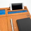 Moduł przybornik LapPad w kolorze Oregon z detalami epoksydowymi, miejscem na smartfon, notes i długopis, na białym tle.