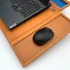 Moduł LapPad ze sklejki w kolorze Oregon z laptopem Lenovo oraz podstawką pod mysz Logitech, na białym tle.