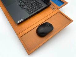 Moduł LapPad ze sklejki w kolorze Oregon z laptopem Lenovo oraz podstawką pod mysz Logitech, na białym tle.