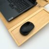 Moduł LapPad ze sklejki z laptopem Lenovo oraz podstawką pod mysz, na białym tle.
