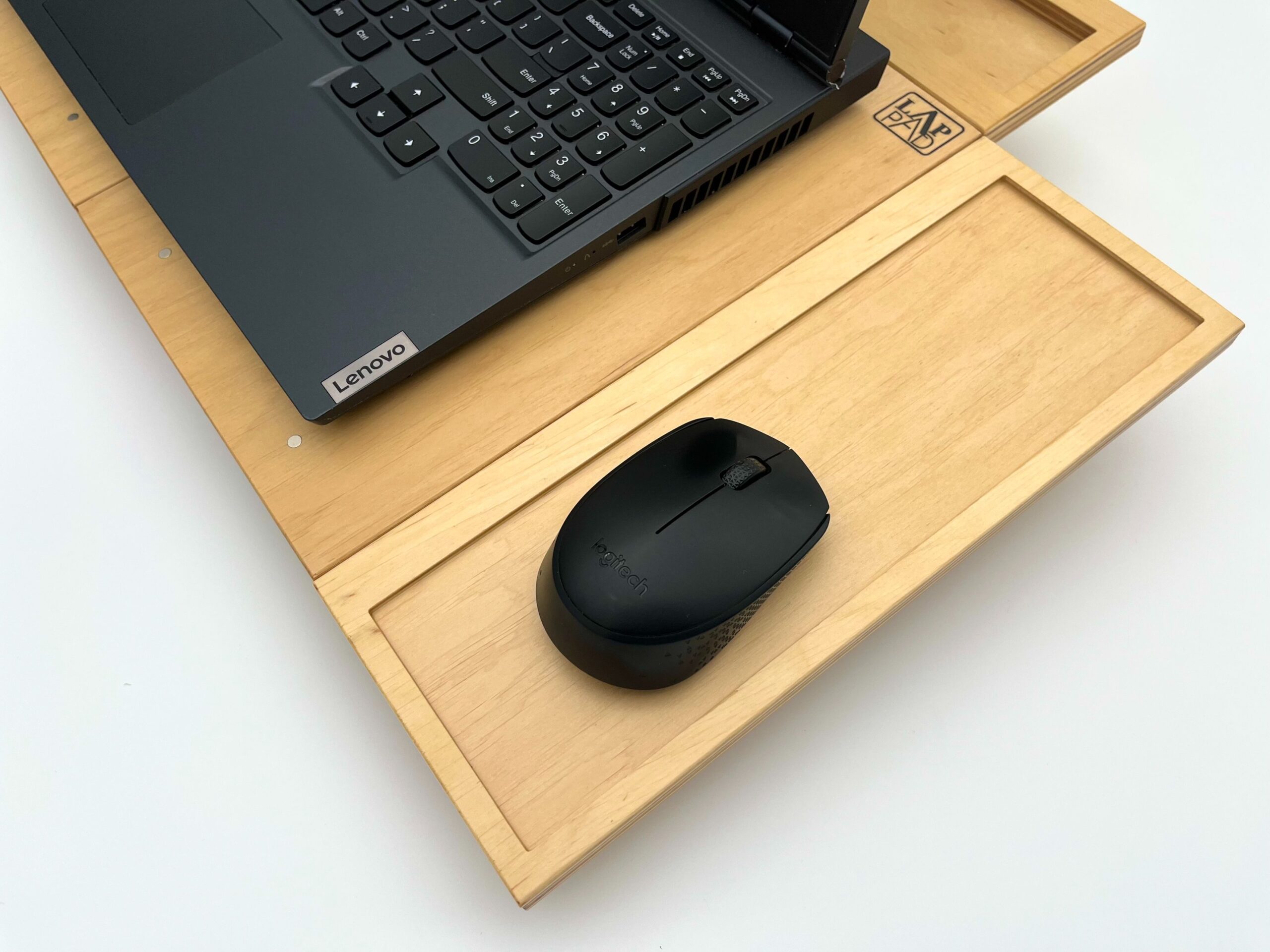 Moduł LapPad ze sklejki z laptopem Lenovo oraz podstawką pod mysz, na białym tle.