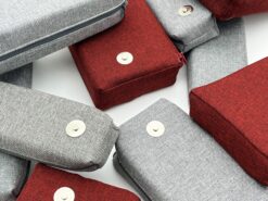 Zbiór gąbek pozycjonujących do podstawki LapPad w kolorach szarym i czerwonym, wykonanych z wytrzymałego materiału z magnesami mocującymi, na białym tle.