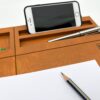 Ergonomiczna podstawka pod laptopa LapPad w kolorze Oregon z przegródkami na długopis, telefon i notatnik.
