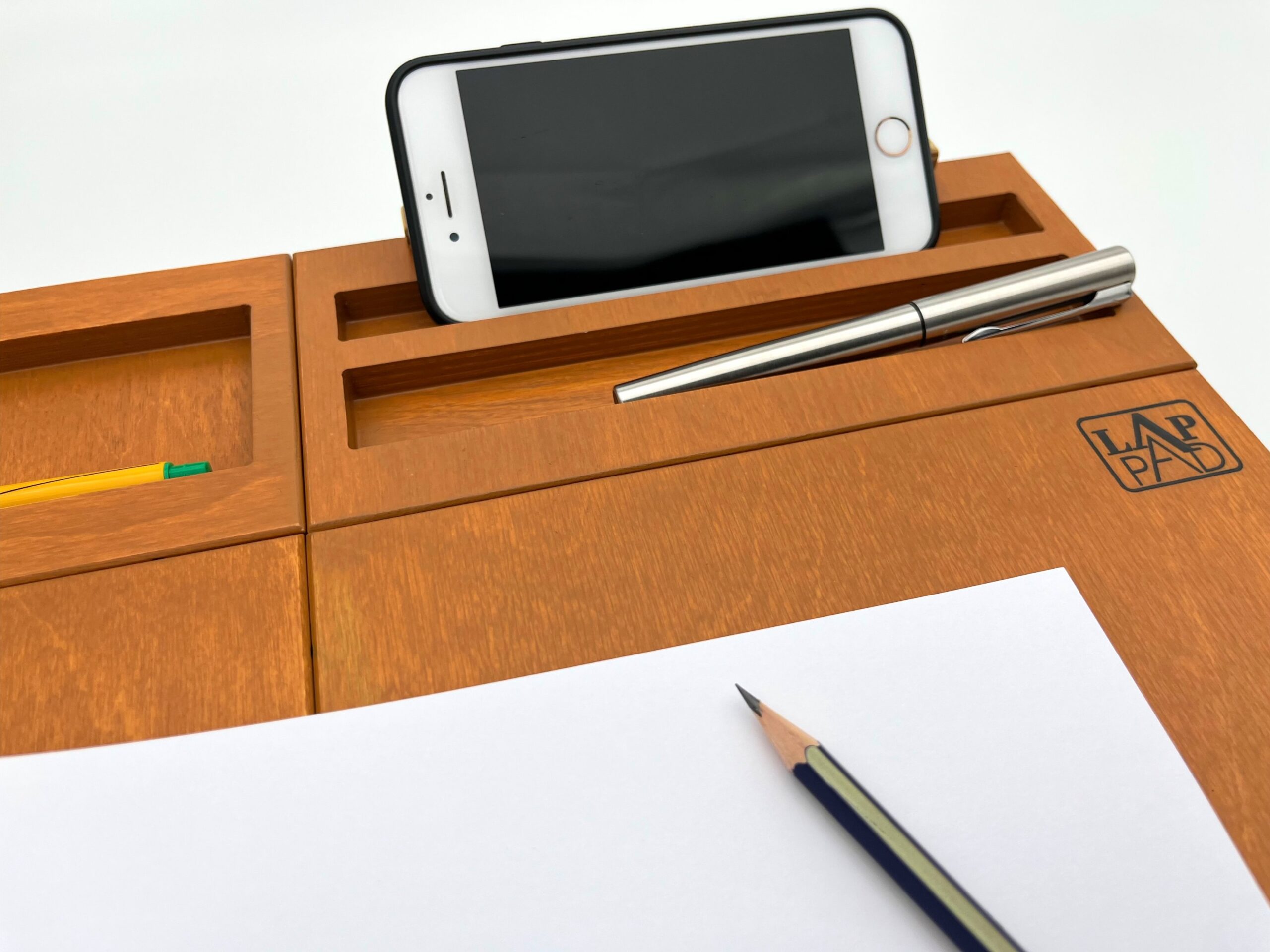 Ergonomiczna podstawka pod laptopa LapPad w kolorze Oregon z przegródkami na długopis, telefon i notatnik.