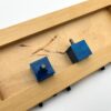 Niebieskie kluczyki montażowe umieszczone na modułowym przyborniku ze sklejki w kolorze naturalnym – elementy systemu LapPad