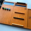 LapPad – ergonomiczna podstawka pod laptopa w kolorze Oregon z niebieskim wykończeniem z żywicy epoksydowej, listewkami w naturalnym kolorze sklejki i kolorowymi kluczykami montażowymi