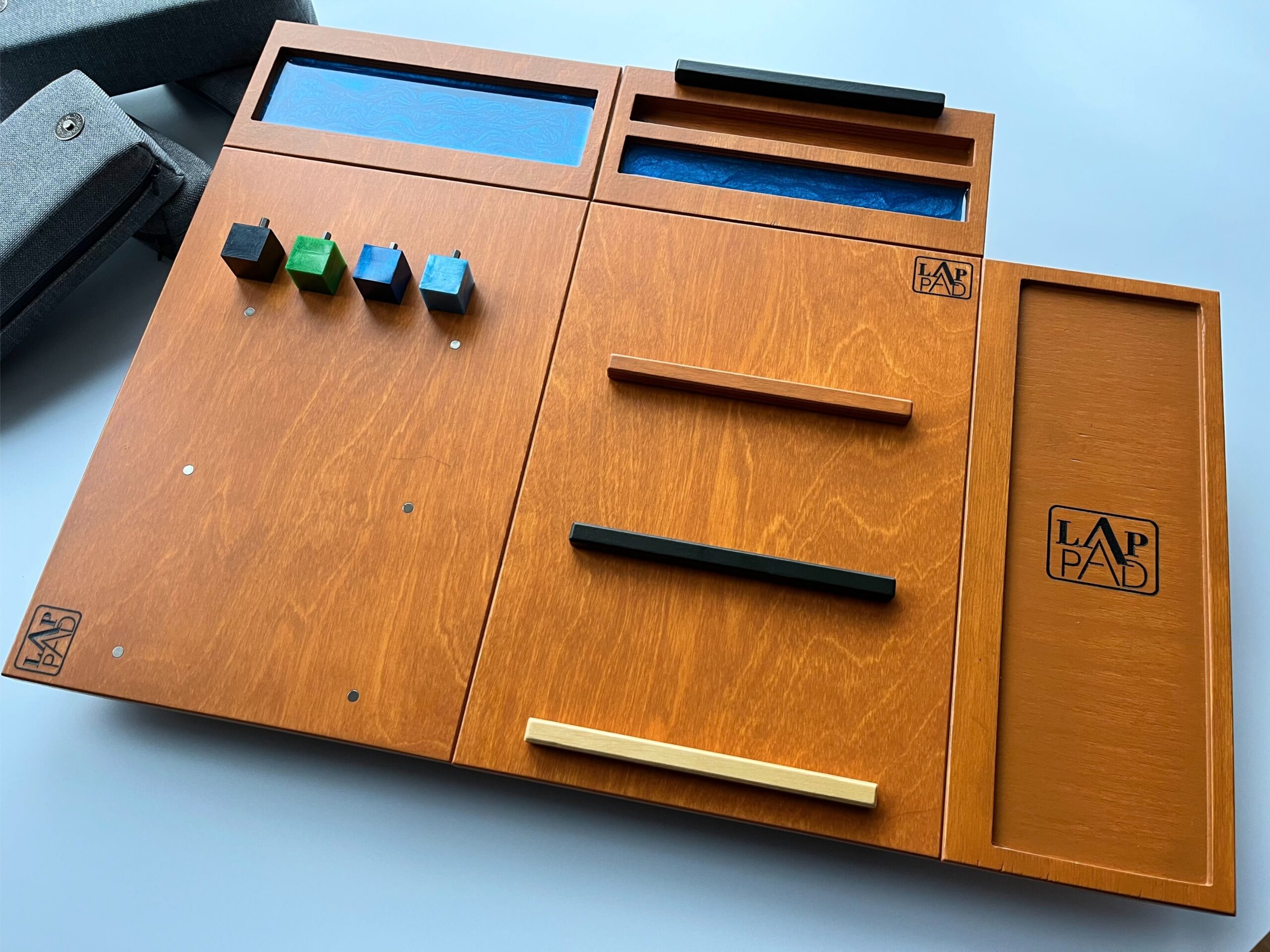 LapPad – ergonomiczna podstawka pod laptopa w kolorze Oregon z niebieskim wykończeniem z żywicy epoksydowej, listewkami w naturalnym kolorze sklejki i kolorowymi kluczykami montażowymi