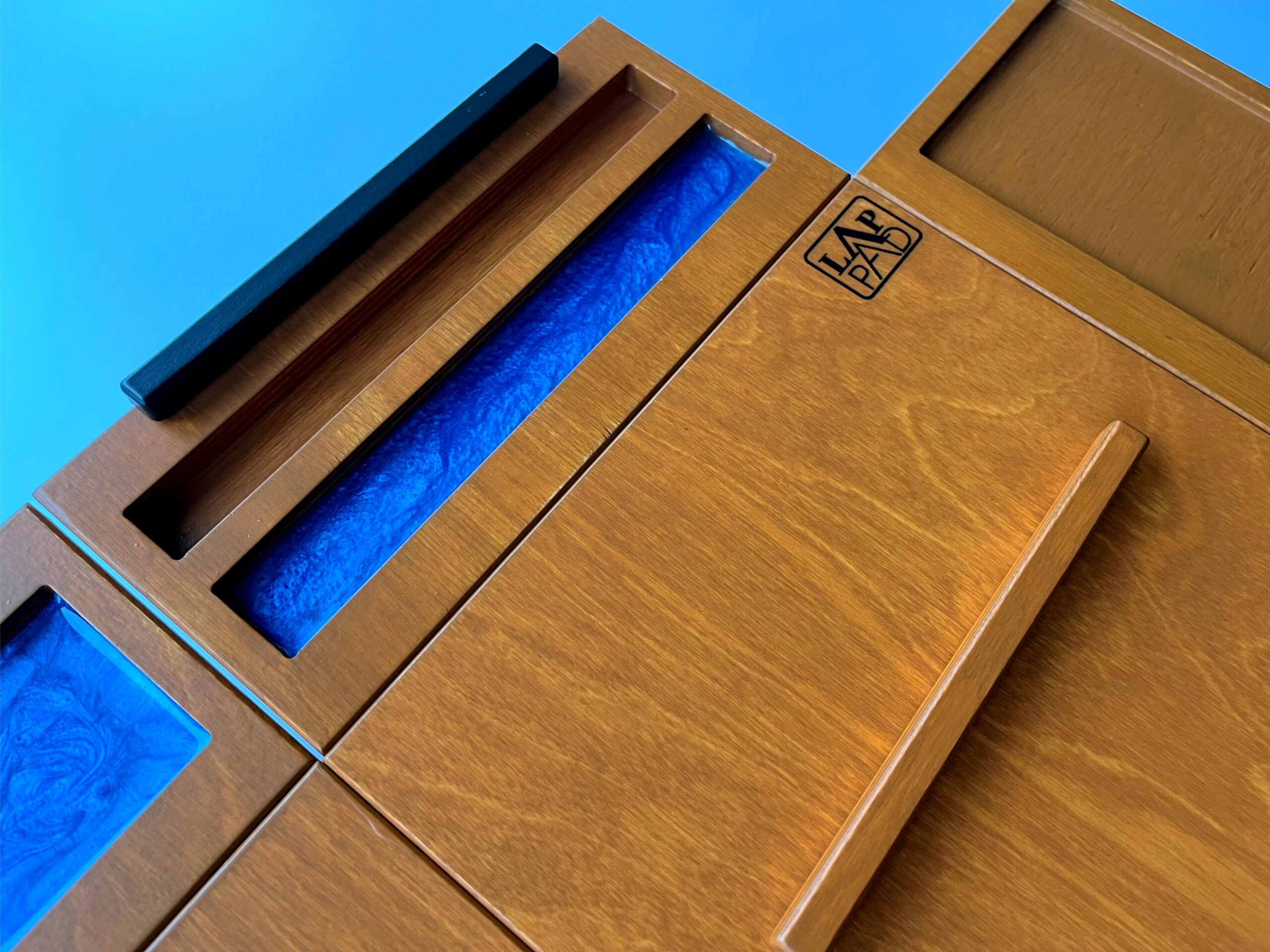 LapPad – ergonomiczna podstawka pod laptopa w kolorze Oregon z eleganckim wykończeniem z niebieskiej żywicy epoksydowej