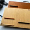 LapPad – ergonomiczna podstawka pod laptopa w naturalnym kolorze i kolorze Oregon z listewkami w różnych kolorach oraz kolorowymi kluczykami montażowymi