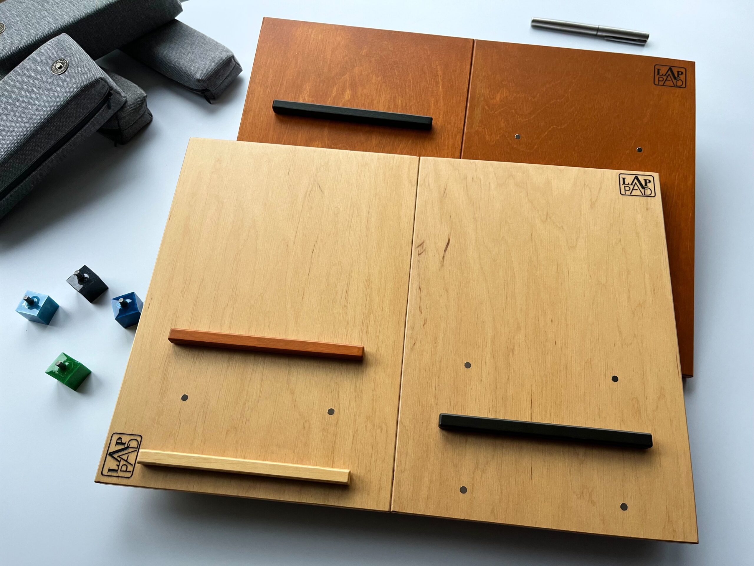 LapPad – ergonomiczna podstawka pod laptopa w naturalnym kolorze i kolorze Oregon z listewkami w różnych kolorach oraz kolorowymi kluczykami montażowymi