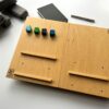 LapPad – ergonomiczna podstawka pod laptopa w naturalnym kolorze sklejki z jasnymi listewkami i kolorowymi kluczykami montażowymi.