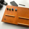 LapPad – ergonomiczna podstawka pod laptopa w kolorze Oregon z jasnymi listewkami pomocniczymi i kolorowymi kluczykami montażowymi.