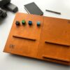LapPad – ergonomiczna podstawka pod laptopa w kolorze Oregon z listewkami w naturalnym kolorze sklejki i kolorowymi kluczykami montażowymi.