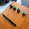 LapPad – ergonomiczna podstawka pod laptopa w kolorze Oregon z czarnymi listewkami pomocniczymi i kolorowymi kluczykami montażowymi.