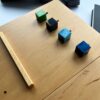 Ergonomiczna podstawka pod laptopa LapPad – listewka pomocnicza w naturalnym kolorze sklejki i kolorowe kluczyki montażowe.