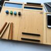 Ergonomiczna podstawka pod laptopa LapPad – moduł Smartfon, kolorowe listewki pomocnicze, kluczyki montażowe i ozdobne wykończenie.