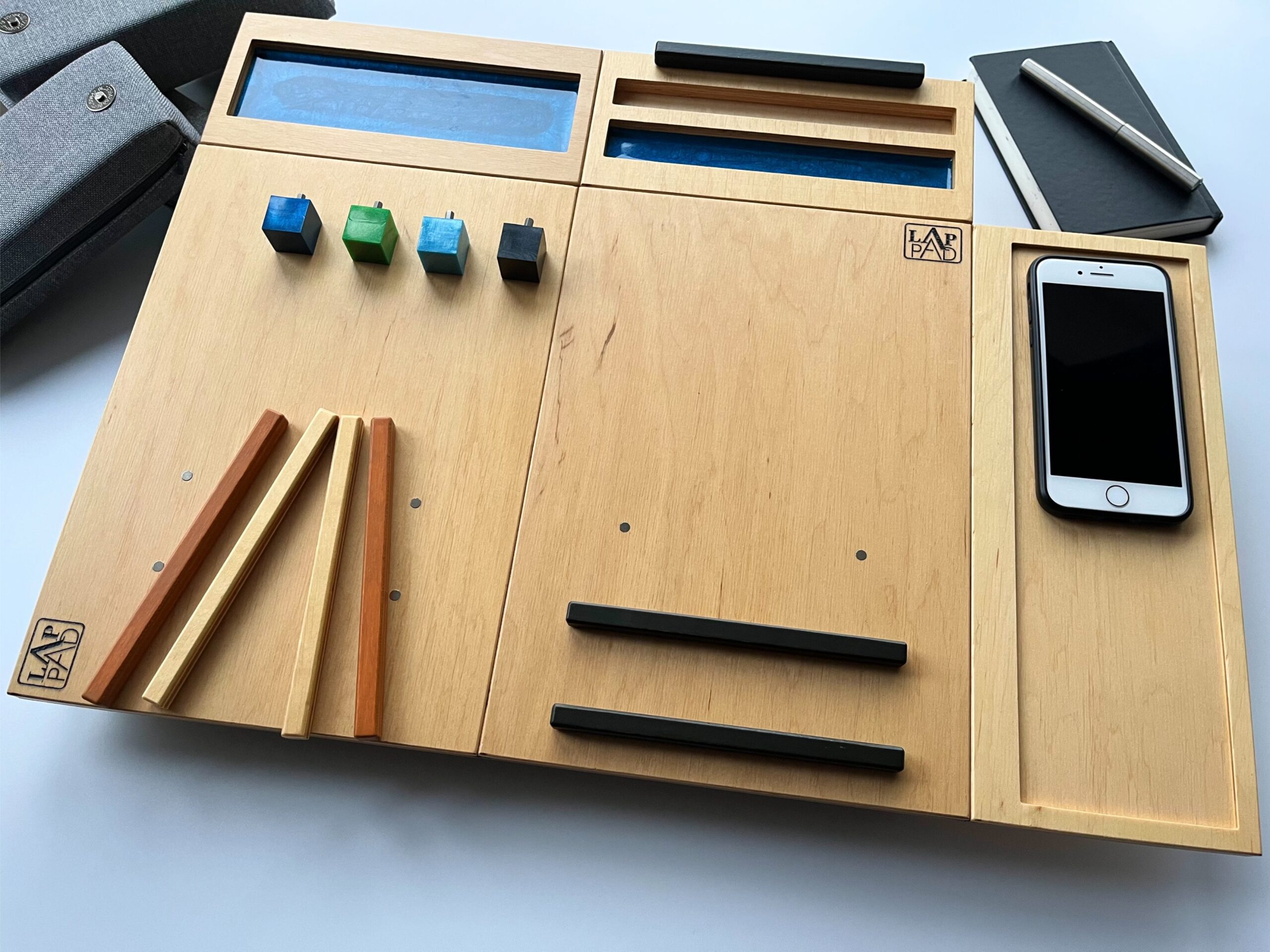 Ergonomiczna podstawka pod laptopa LapPad – moduł Smartfon, kolorowe listewki pomocnicze, kluczyki montażowe i ozdobne wykończenie.