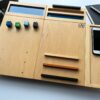 Ergonomiczna podstawka pod laptopa LapPad – moduł Smartfon, kolorowe kluczyki montażowe, listewki pomocnicze i ozdobne wykończenie.