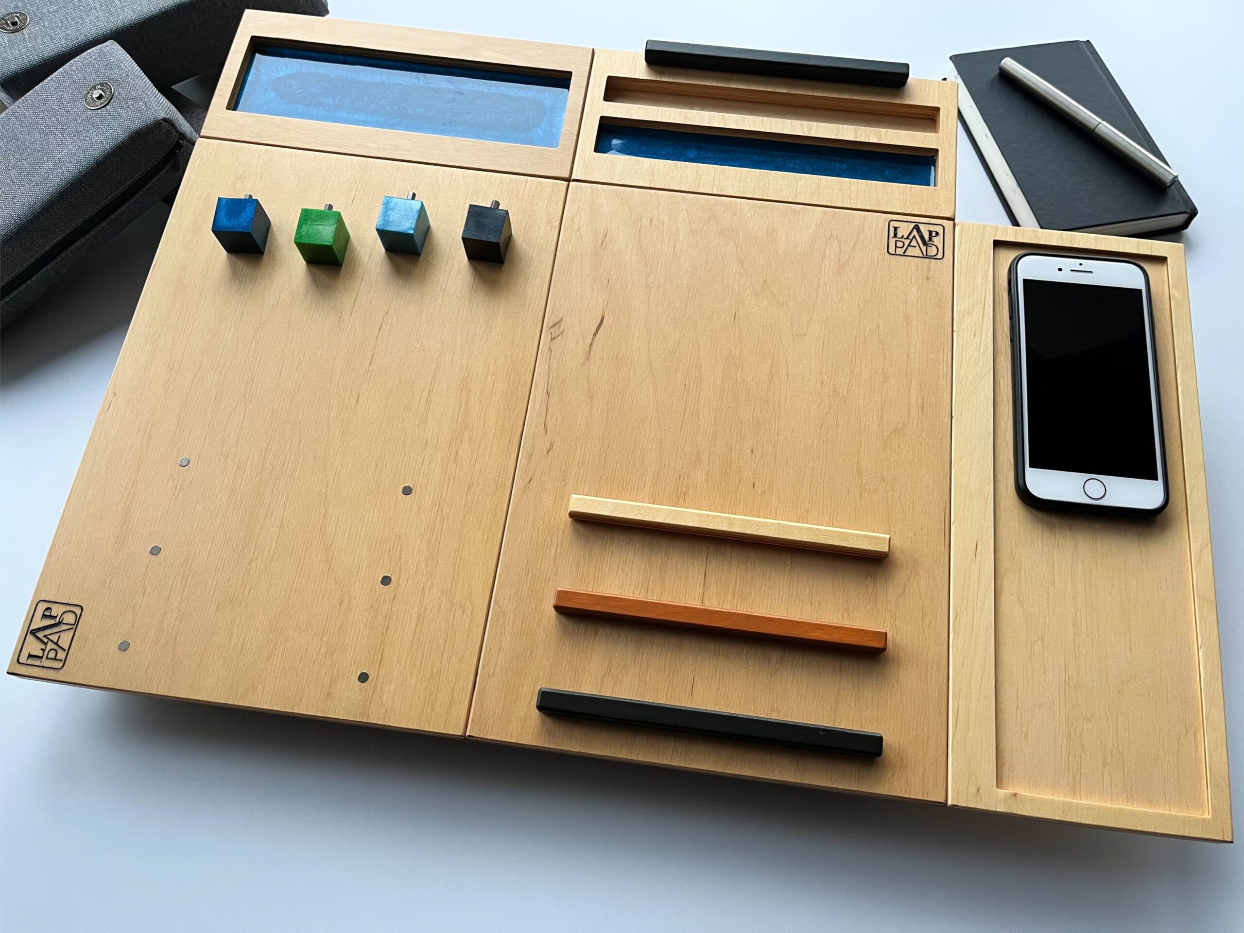 Ergonomiczna podstawka pod laptopa LapPad – moduł Smartfon, kolorowe kluczyki montażowe, listewki pomocnicze i ozdobne wykończenie.