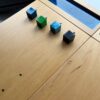 Ergonomiczna podstawka pod laptopa LapPad – kolorowe kluczyki montażowe i niebieskie wykończenie z żywicy epoksydowej.