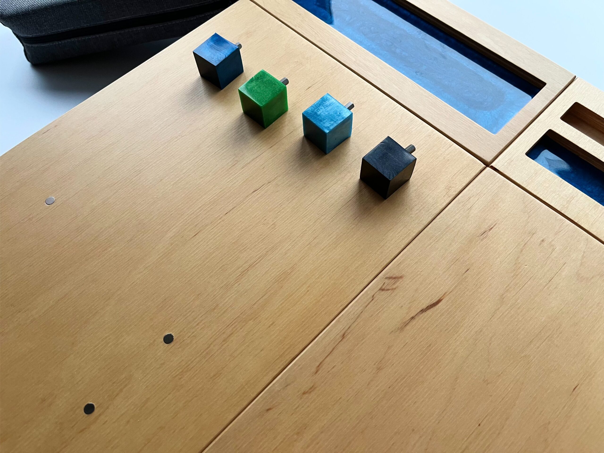Ergonomiczna podstawka pod laptopa LapPad – kolorowe kluczyki montażowe i niebieskie wykończenie z żywicy epoksydowej.