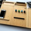Ergonomiczna podstawka pod laptopa LapPad – moduł Smartfon z telefonem, kolorowe gąbki pozycjonujące i funkcjonalne przegródki, idealne do pracy zdalnej.