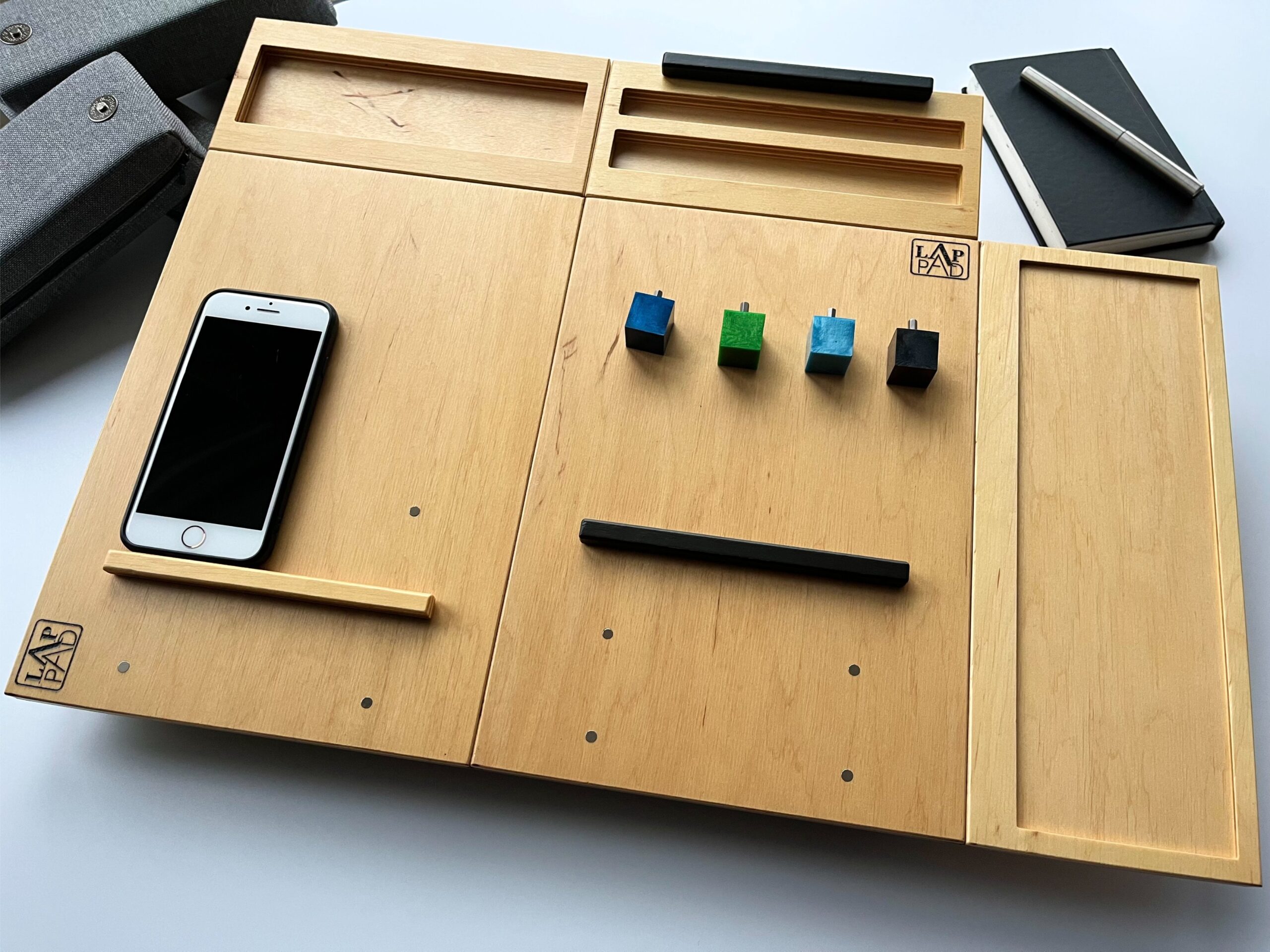 Ergonomiczna podstawka pod laptopa LapPad – moduł Smartfon z telefonem, kolorowe gąbki pozycjonujące i funkcjonalne przegródki, idealne do pracy zdalnej.