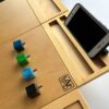 Ergonomiczna podstawka pod laptopa LapPad – moduł Smartfon z telefonem oraz kolorowe kluczyki montażowe dla pełnej funkcjonalności.
