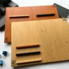 Ergonomiczna podstawka pod laptopa LapPad – elementy ze sklejki z logo, listewki pomocnicze oraz akcesoria montażowe, tworzące funkcjonalne miejsce pracy.