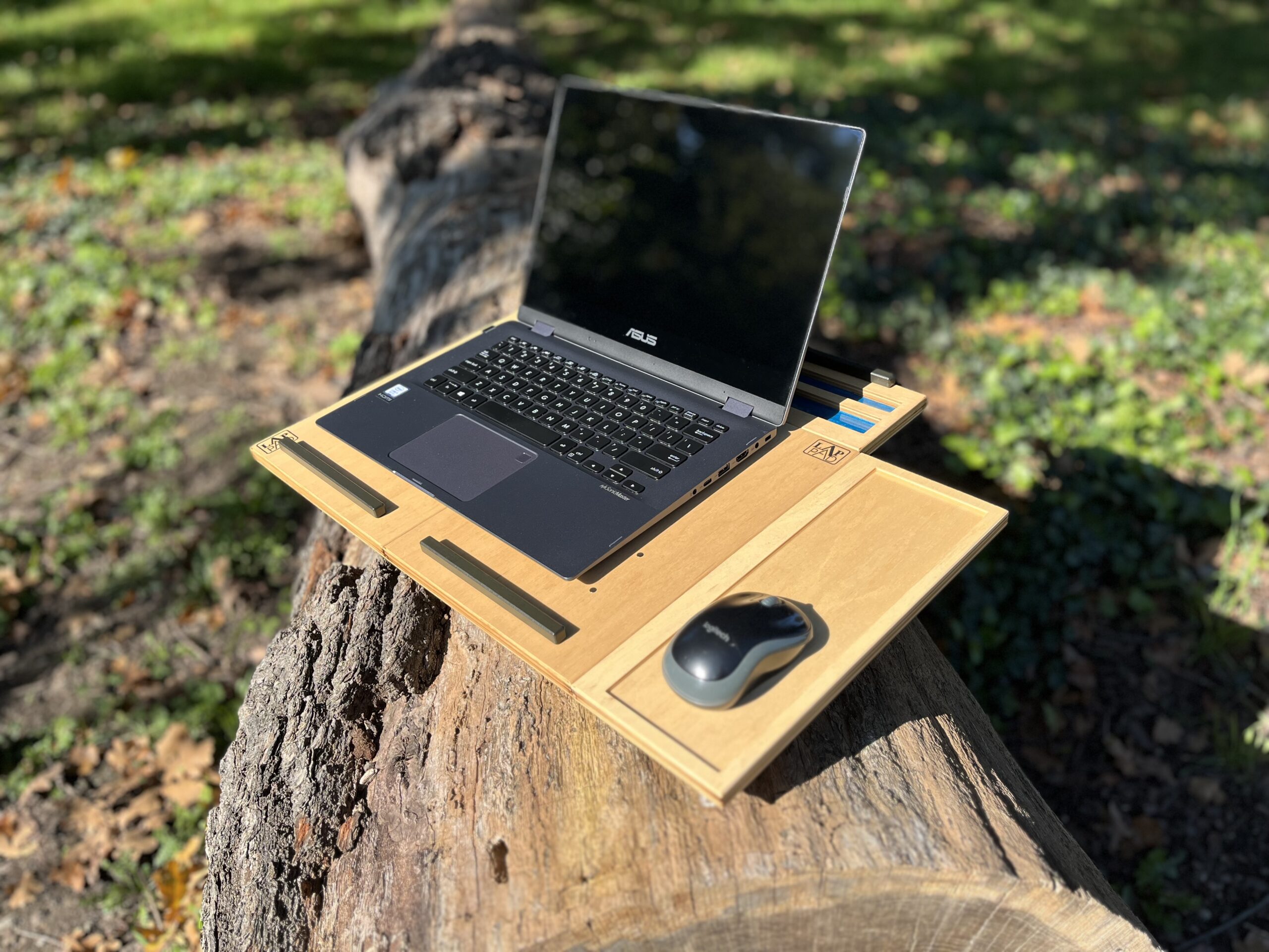 Modułowe biurko pod laptopa LapPad używane w plenerze